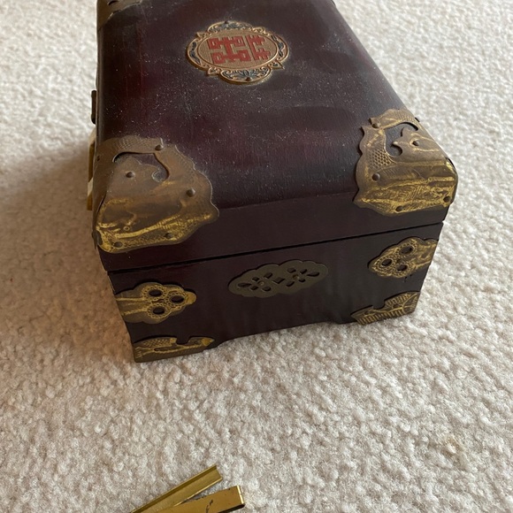 VINTAGE Wooden Chest Jewelry Box Wood and Brass accent with Antique Style Lock - Picture 4 of 11